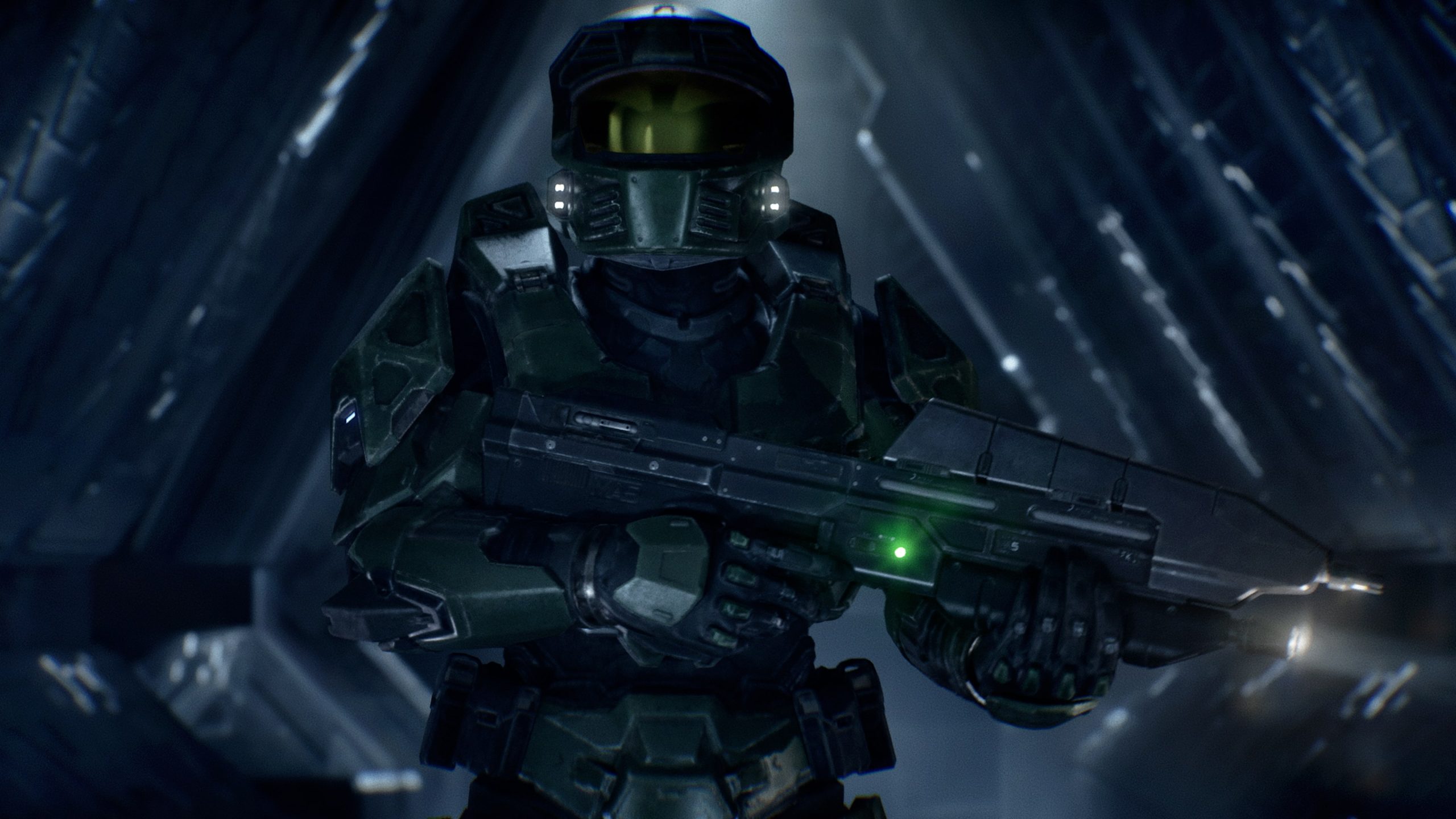 Master Chief fegyverrel egy sötét folyosón