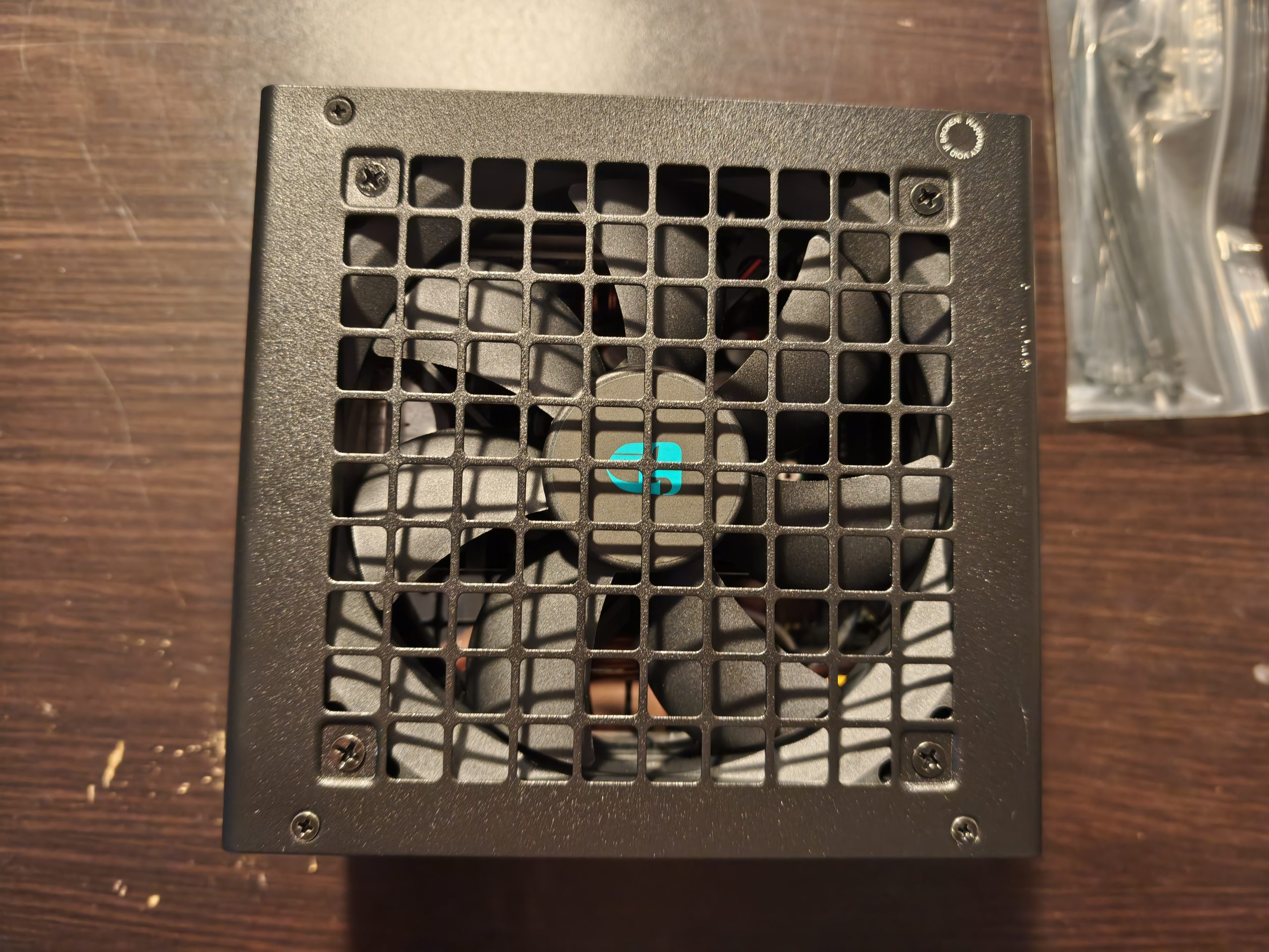 A DeepCool PN850M ventilátorrácsa és 120 milliméteres ventilátora