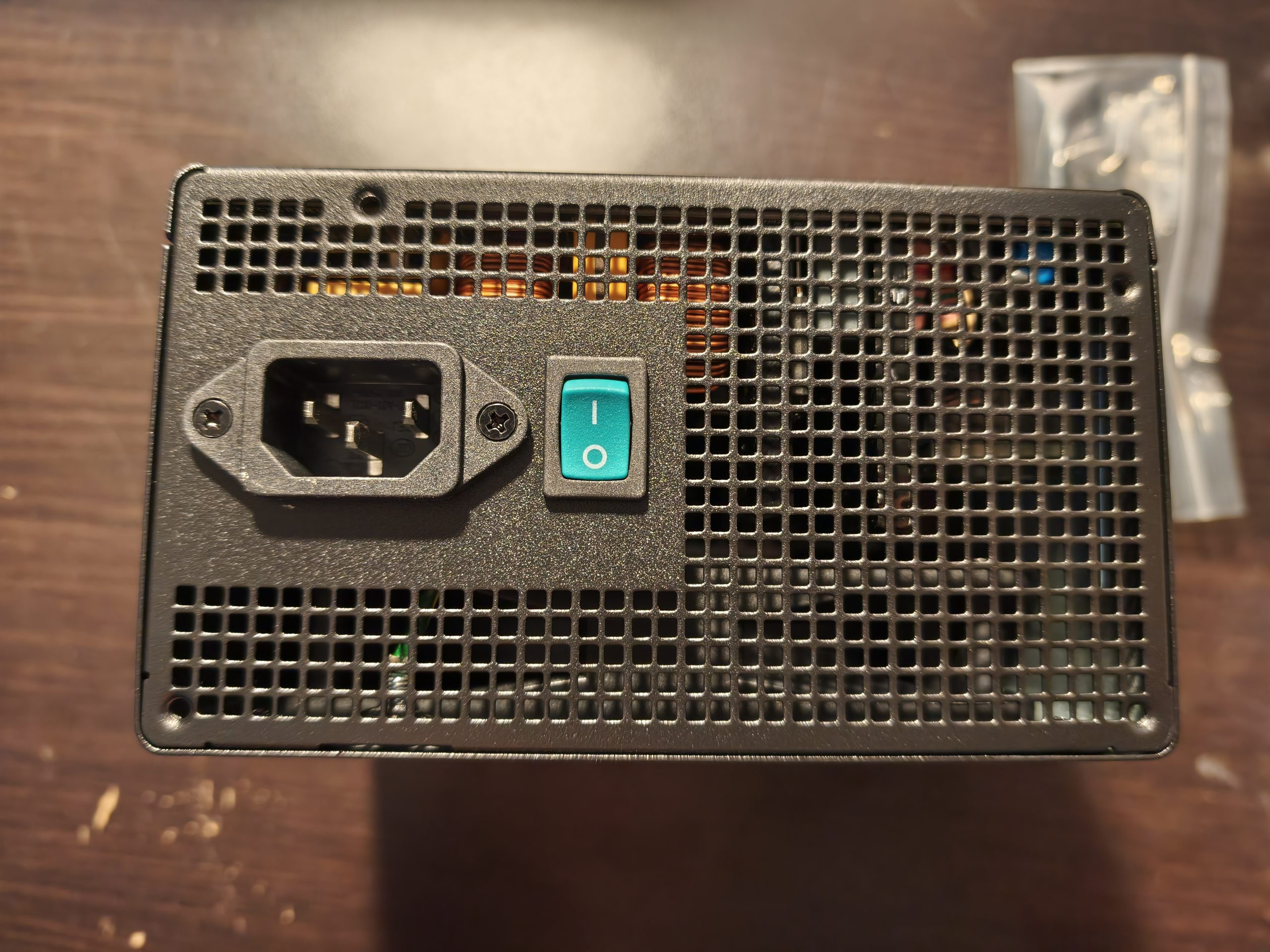 A DeepCool PN850M hálózati csatlakozója és főkapcsolója