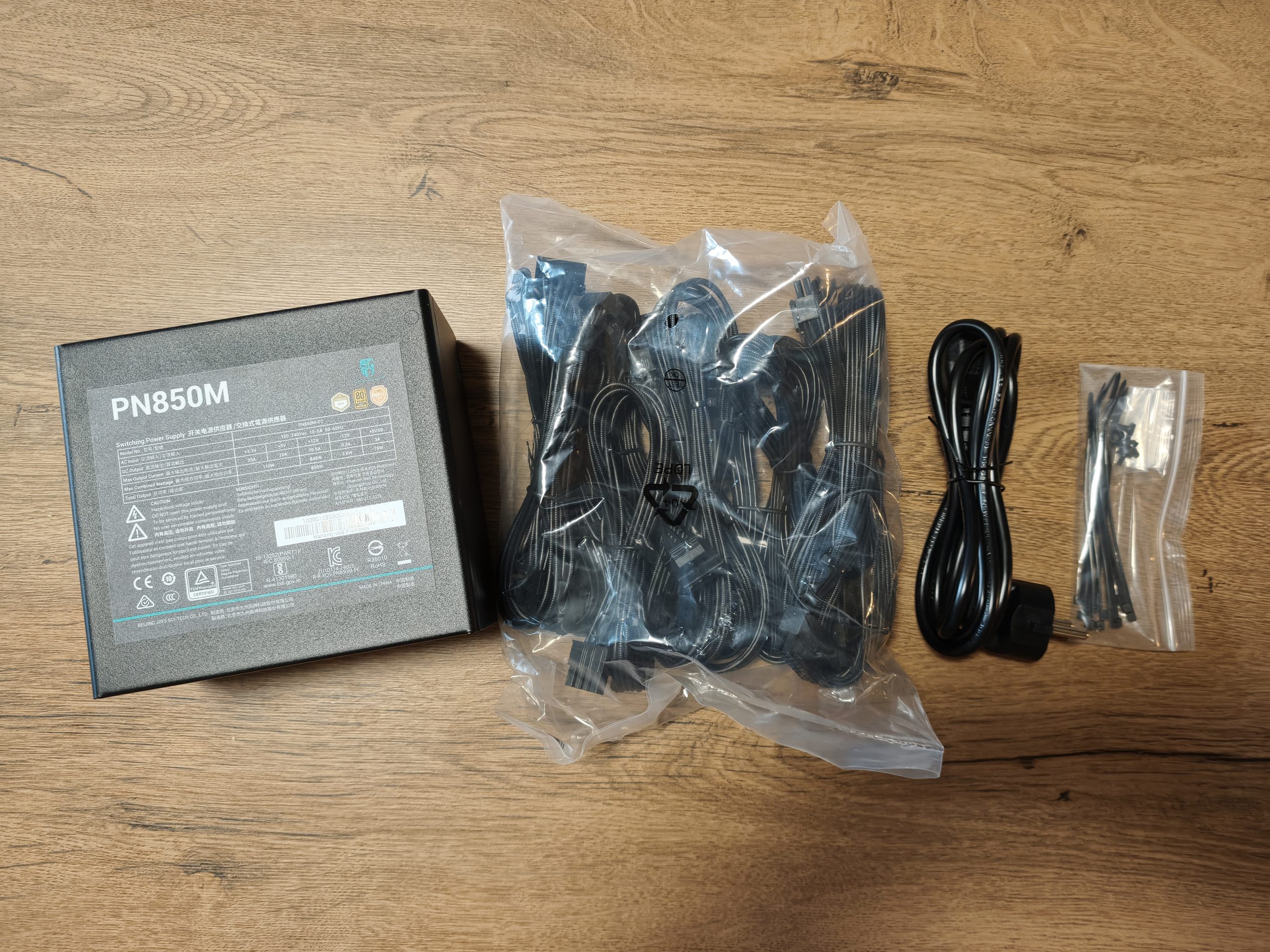 A DeepCool PN850M tápegység a moduláris kábelekkel és tartozékokkal