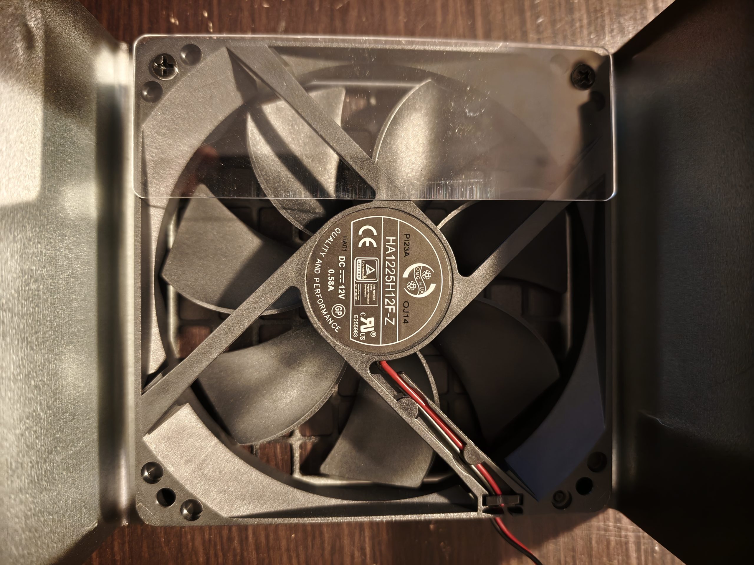 Hong Hua HA1225H12F-Z ventilátor a DeepCool PN850M tápegységben