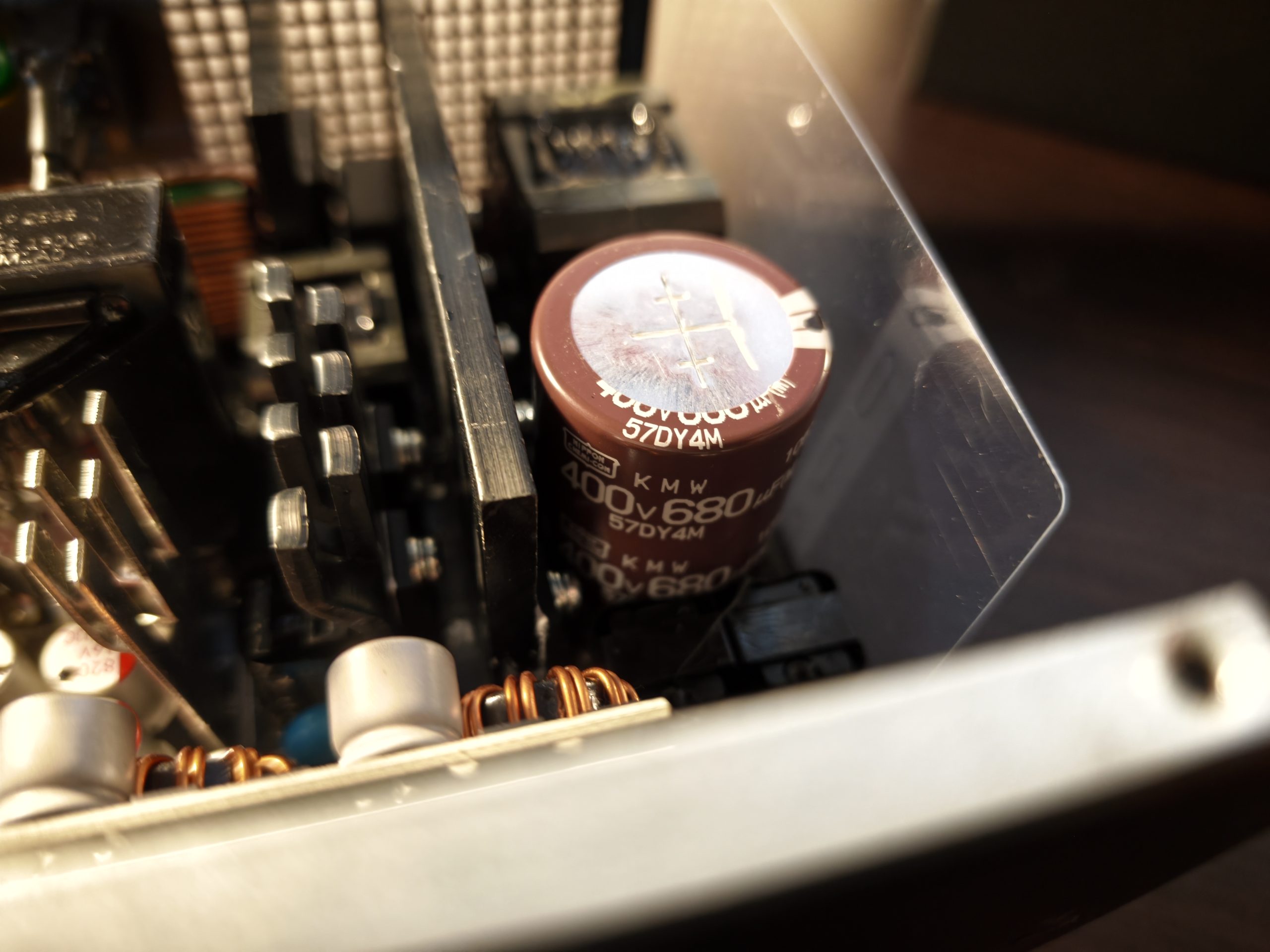 Nippon Chemi-Con KMW primer kondenzátor a DeepCool PN850M tápegységben
