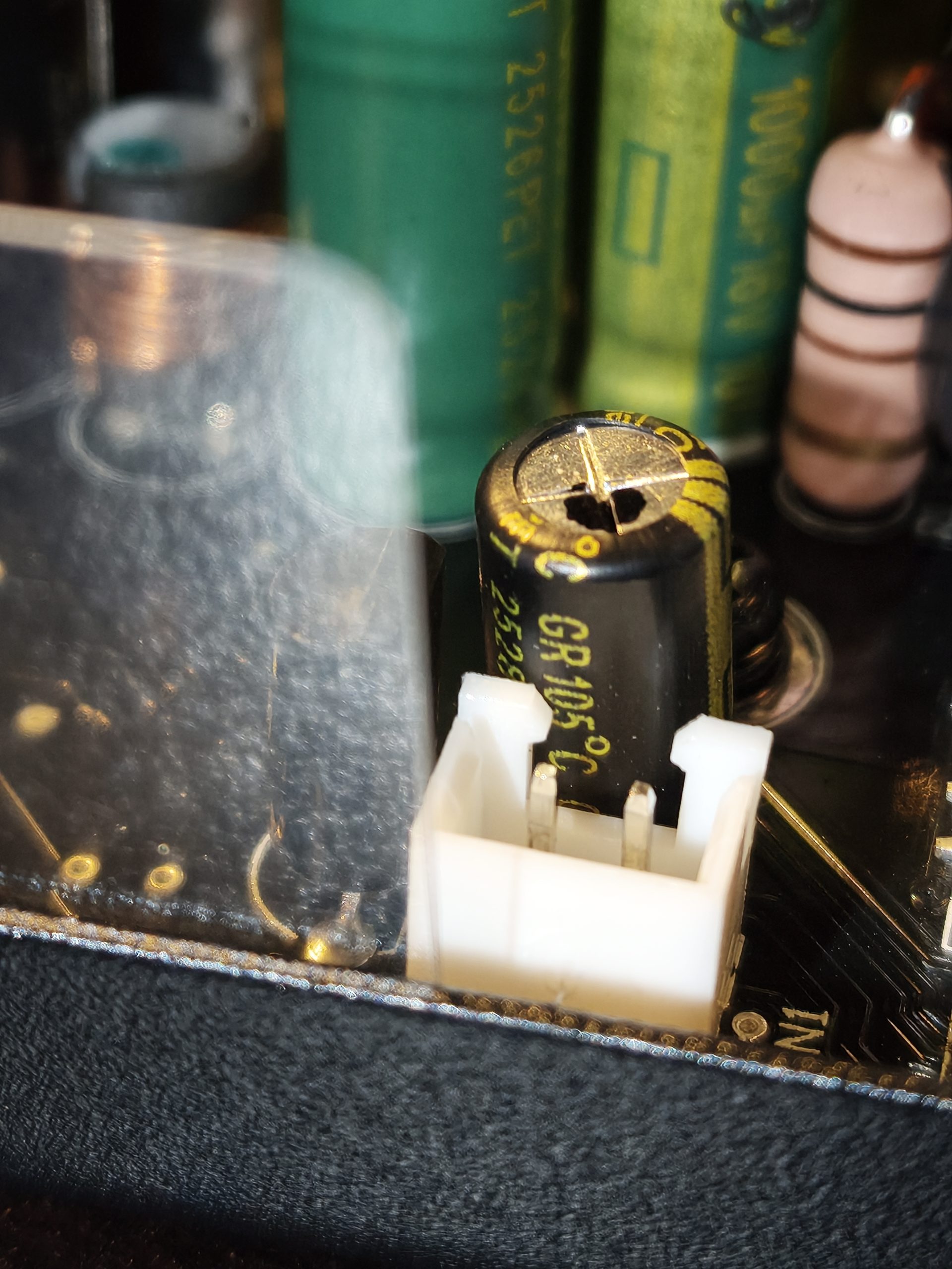 A DeepCool PN850M szekunder oldali alkatrészei közelről