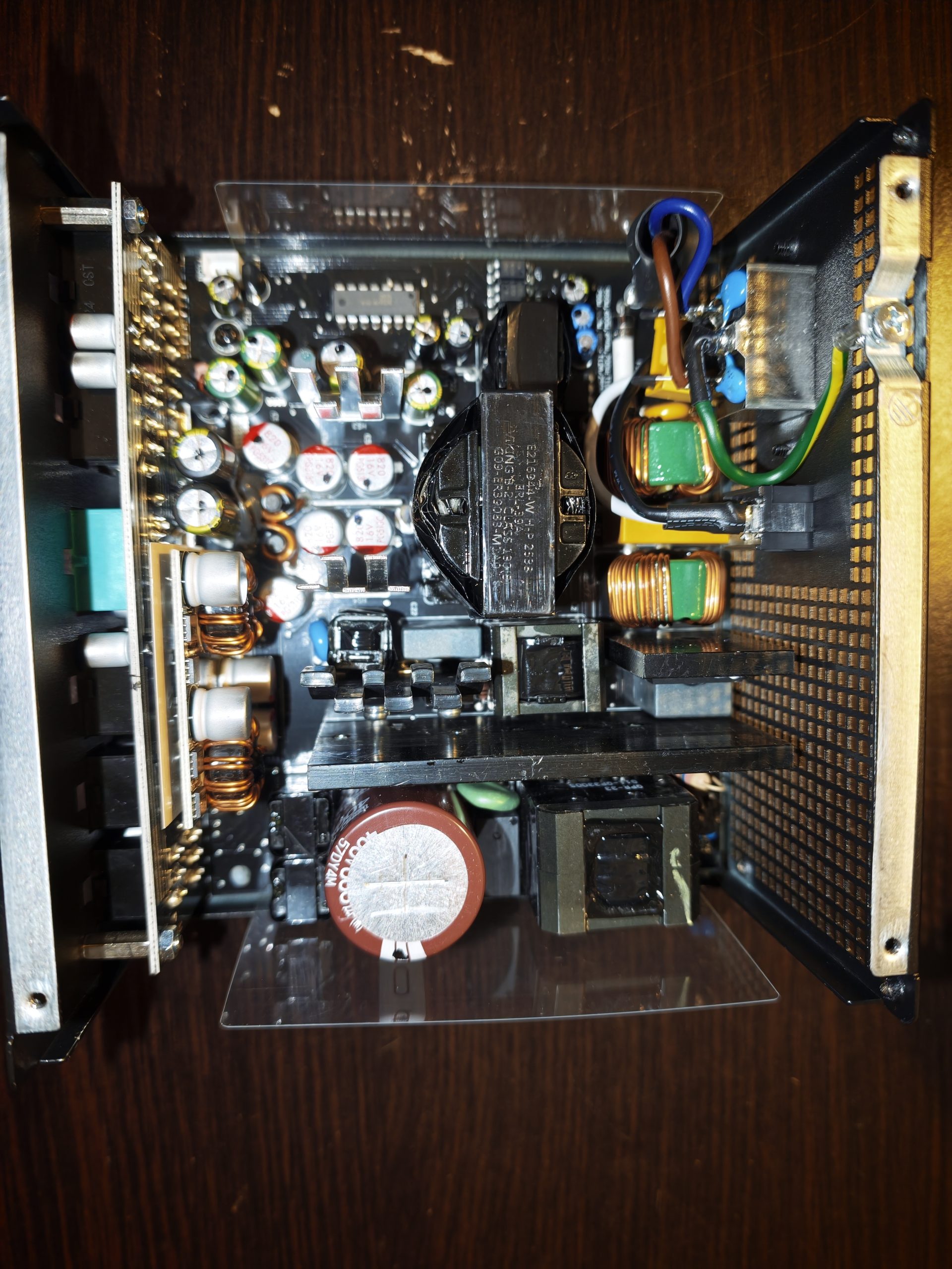 A DeepCool PN850M belső felépítése a burkolat eltávolítása után