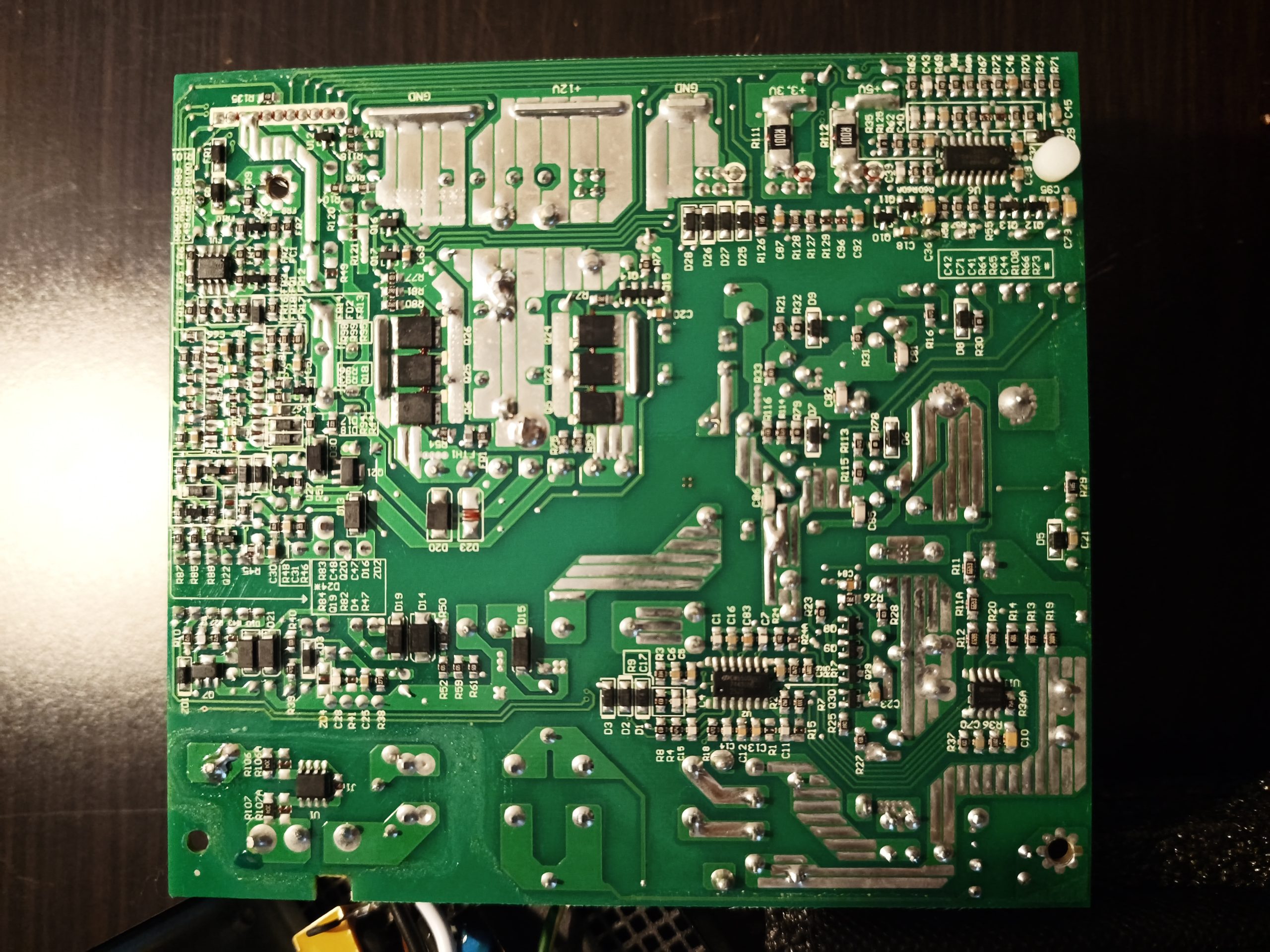 A DeepCool PN850M nyomtatott áramköri lapjának forrasztási oldala