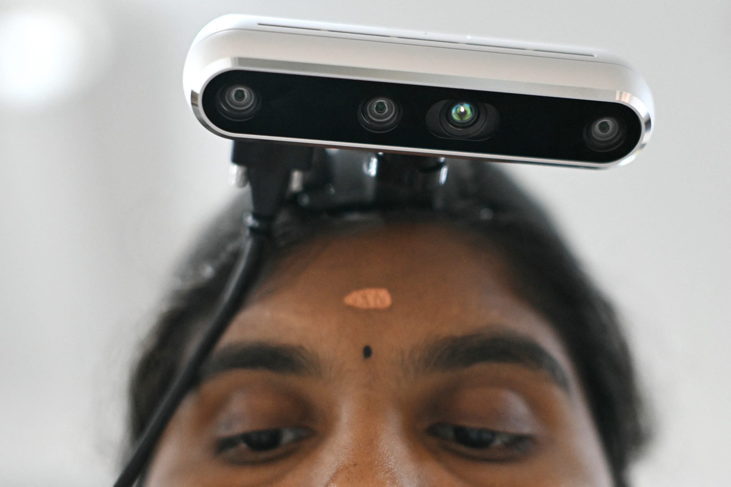 Munkás robot mellett indiai AI-adatgyűjtés közben