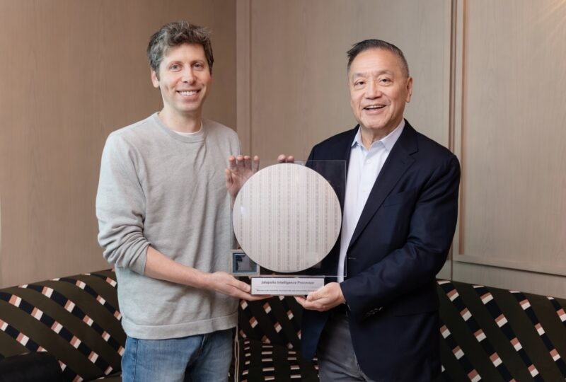 Sam Altman és Hock Tan holding the wafer