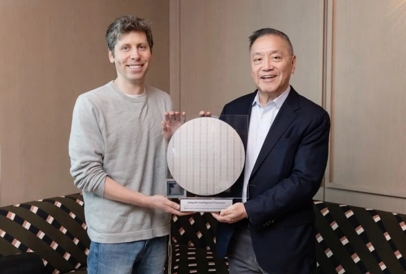 Sam Altman és Hock Tan holding the wafer