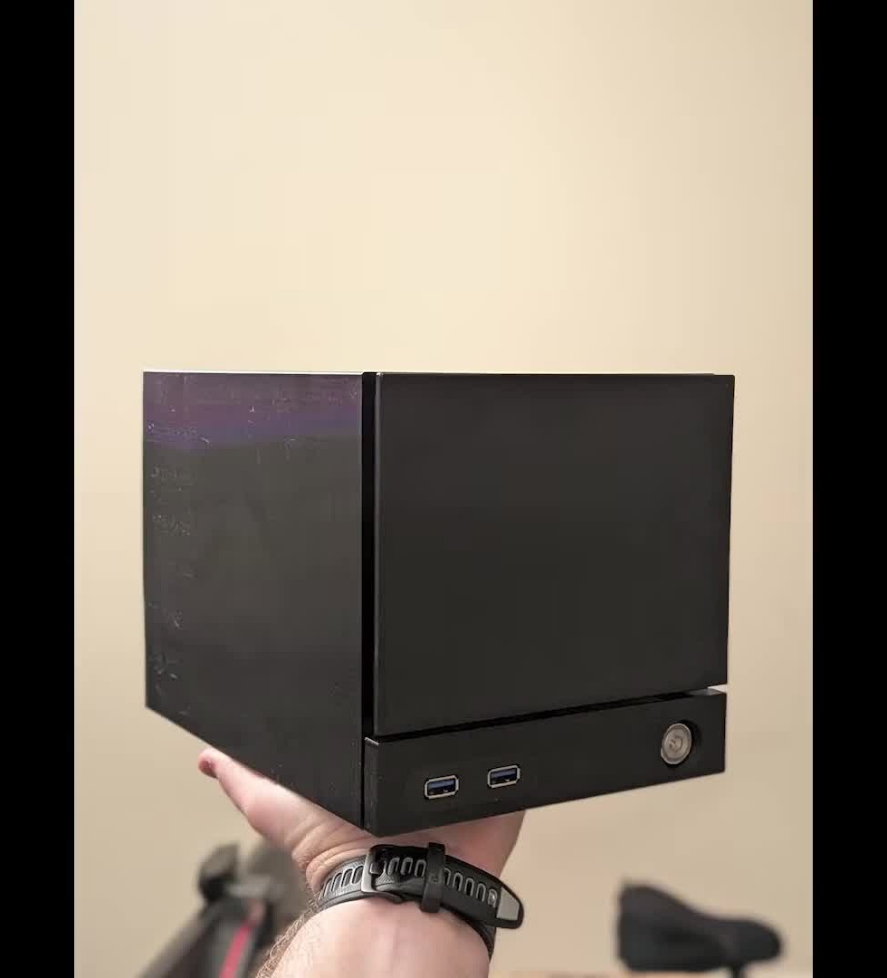 Egy kompakt, saját építésű Steam Machine fekete házban