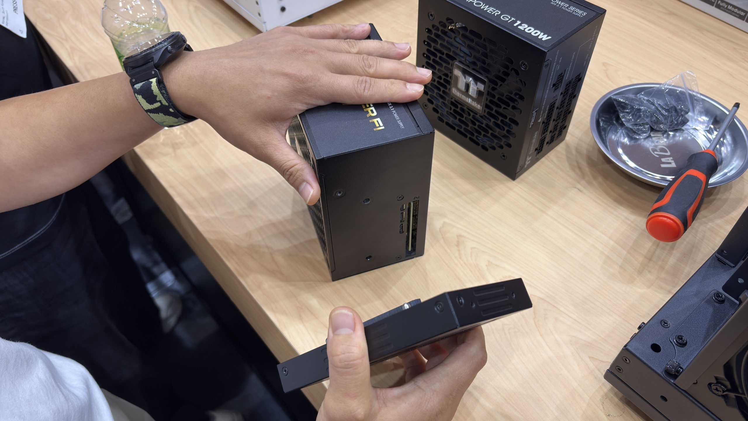 Thermaltake DockPower tápegység leválasztott csatlakozódokkal