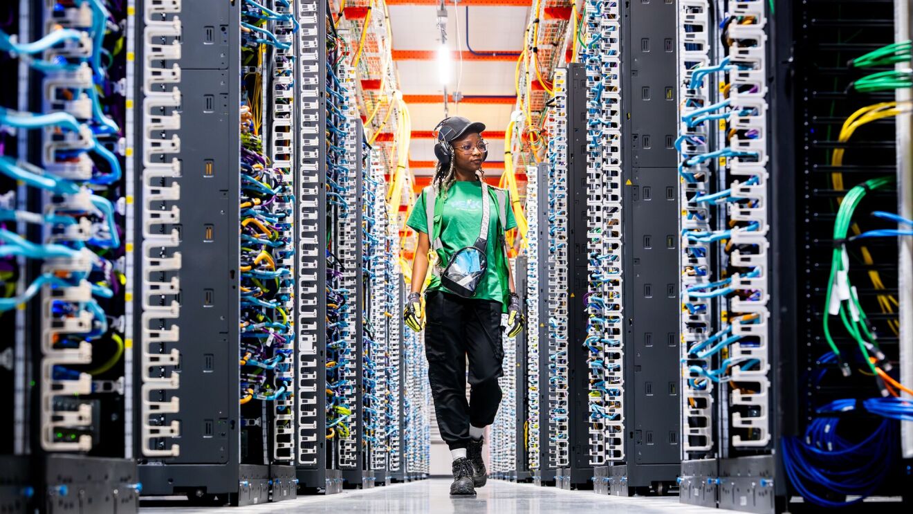 Technikus az Amazon Project Rainier AI-adatközpontjának szerverei között