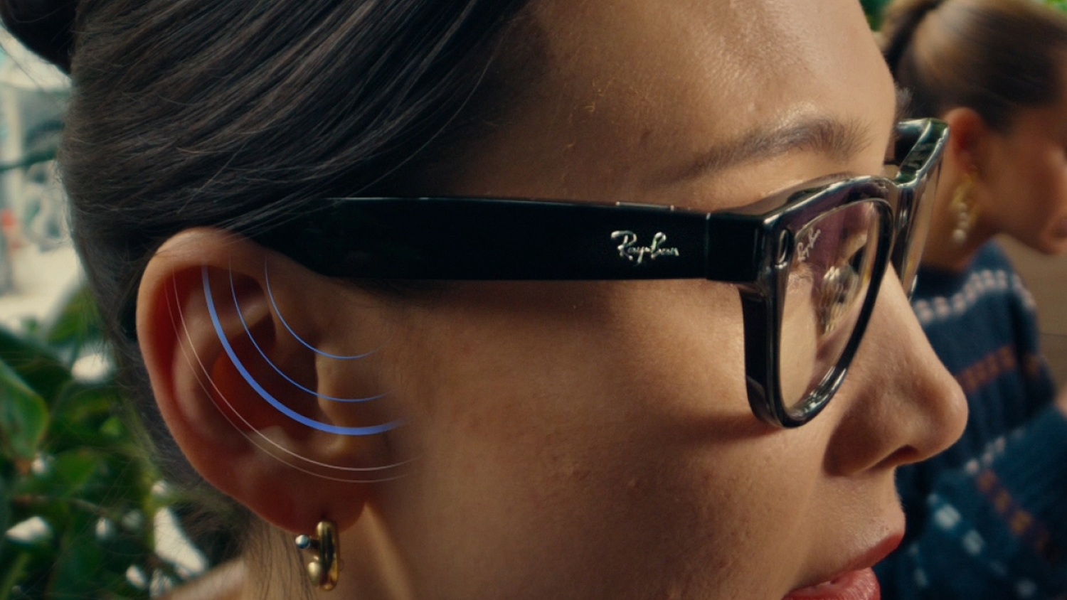 Közelkép a Ray-Ban Meta szemüvegről és a beszélgetést felerősítő hangrendszerről