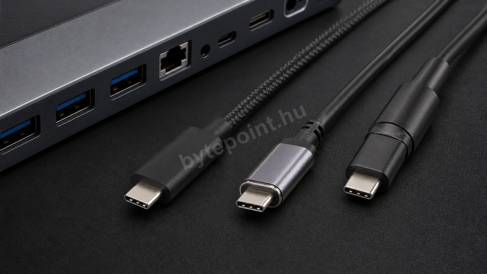USB-C kábelek és dokkoló egy asztalon