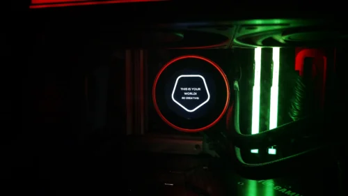 Az SL360 V2 PLUS LCD-kijelzője és ARGB-világítása bekapcsolás után