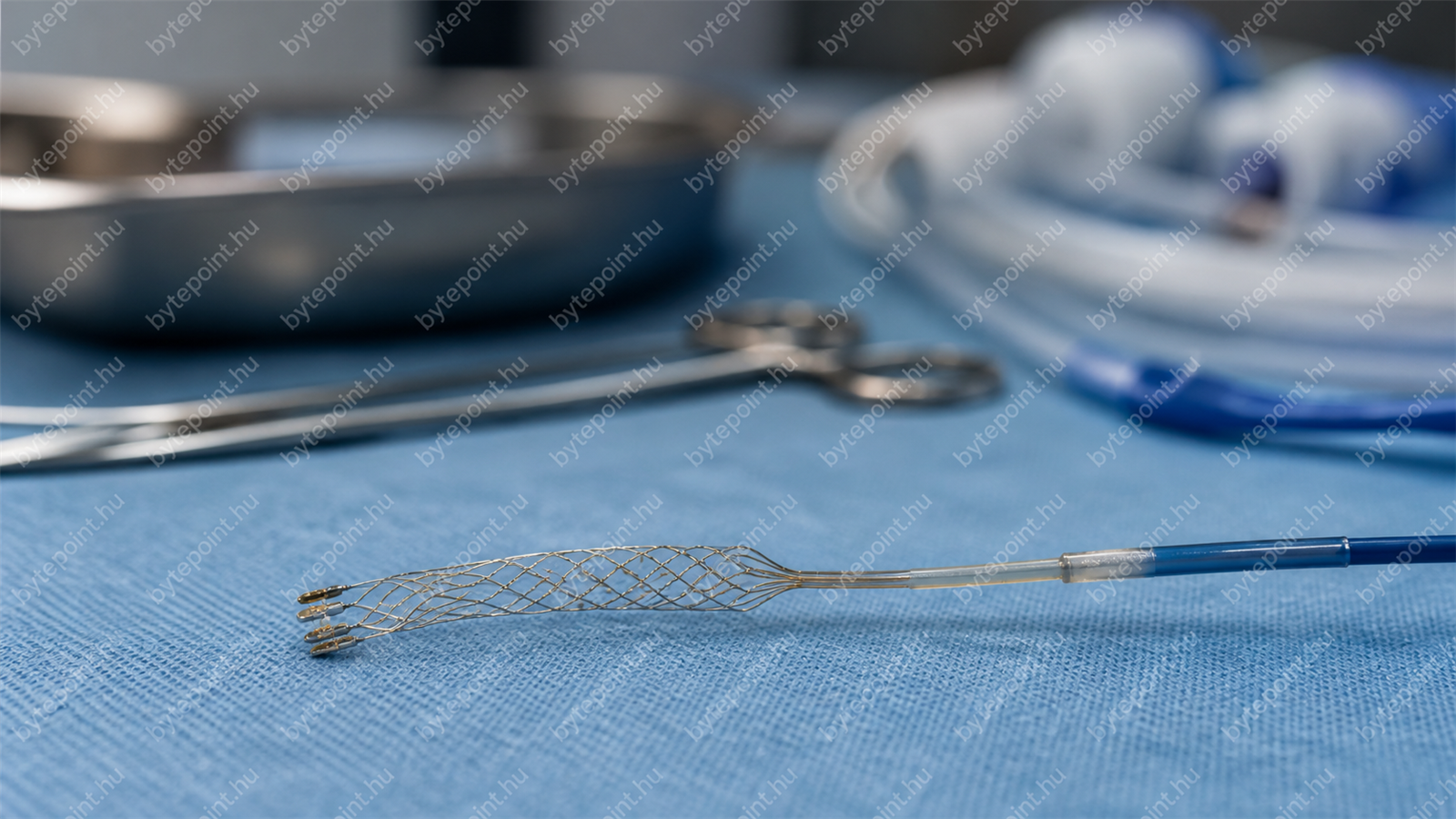 MI-illusztráció egy hálós, stent formájú elektróda és a hozzá tartozó katéter részletéről steril műtéti környezetben.
