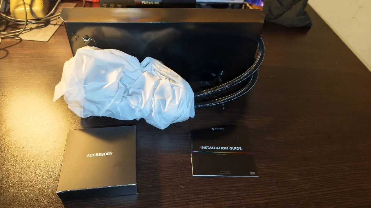 Az ID-COOLING SL360 V2 PLUS hűtője és tartozékai a dobozból kivéve
