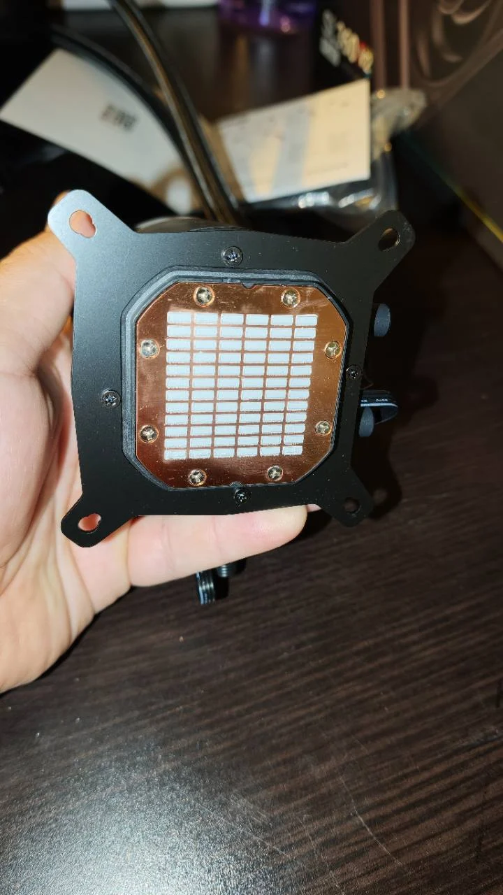 Az SL360 V2 PLUS réz talpán látható, gyárilag felvitt hővezető paszta