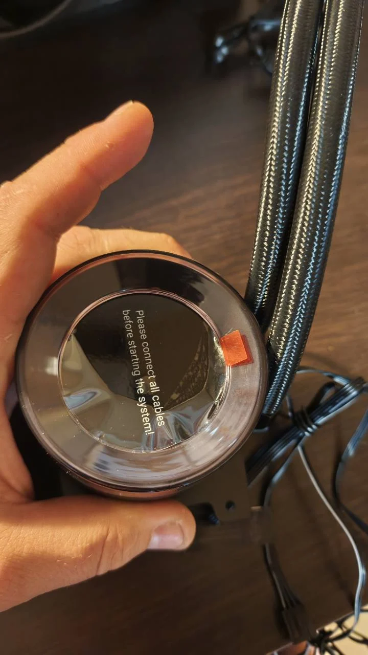 Az ID-COOLING SL360 V2 PLUS LCD-kijelzős pumpafeje és csövei