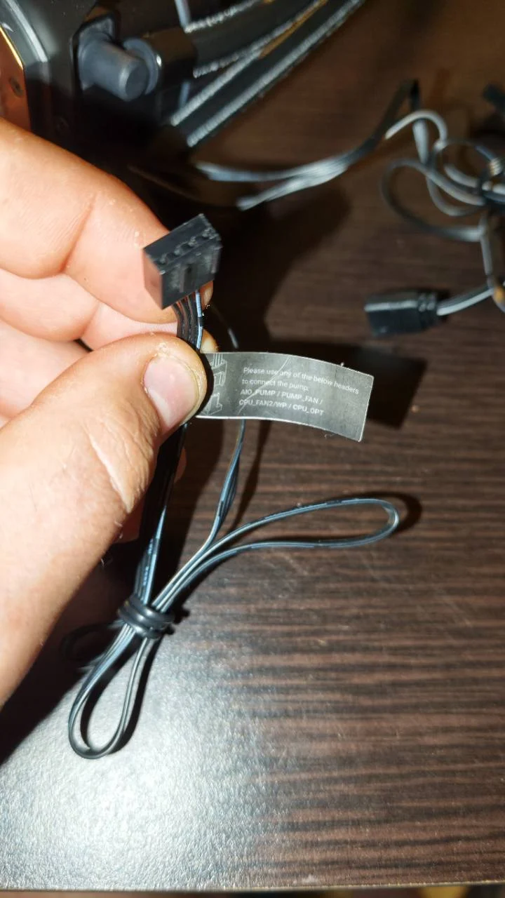 Az SL360 V2 PLUS PWM- és USB-kábelei a csatlakozási útmutatókkal