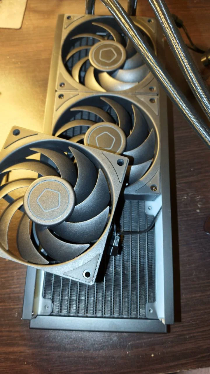 Az ID-COOLING SL360 V2 PLUS három ventilátora a radiátoron