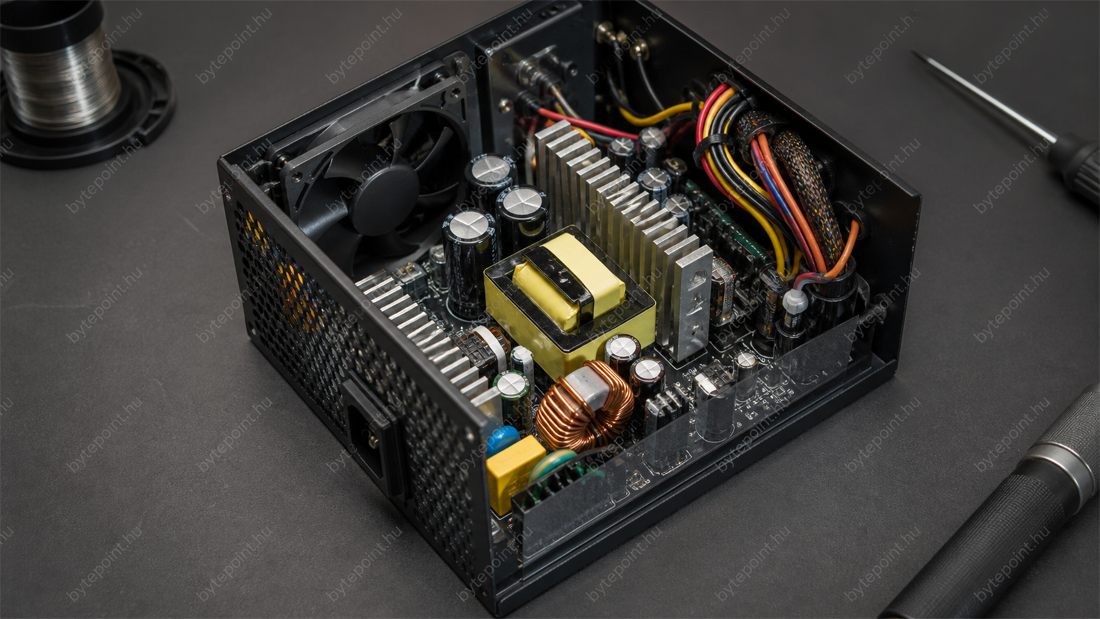 MI-illusztráció egy PC-tápegység belső alkatrészeiről: kondenzátorok, transzformátor, hűtőbordák és kábelezés.