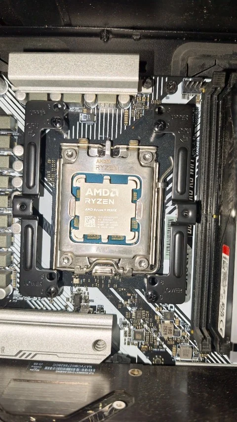 AMD Ryzen 9 9950X processzor AM5 foglalatban a Dark Rock 6 hosszanti lefogatókereteivel