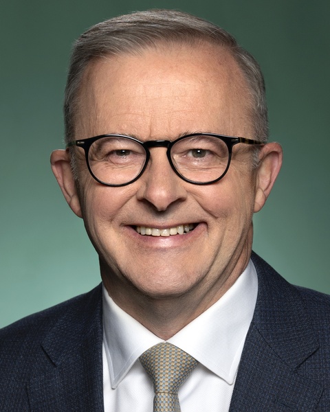 Anthony Albanese ausztrál miniszterelnök hivatalos portréja szemüvegben és sötétkék öltönyben