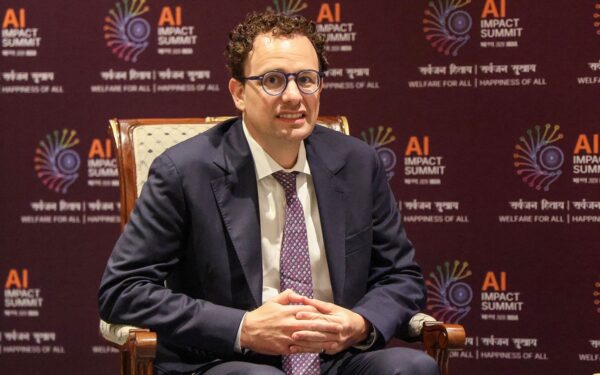 Az Anthropic vezérigazgatója szerint 6–12 hónapon belül AI-botnet rajok vehetik át az internet irányítását