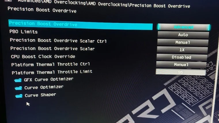 ASRock B650M Pro RS WiFi PBO és feszültségbeállítások a tesztpadon