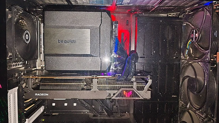 A komplett konfiguráció a Fractal házban: Dark Rock Pro 6 és Radeon RX 6950 XT
