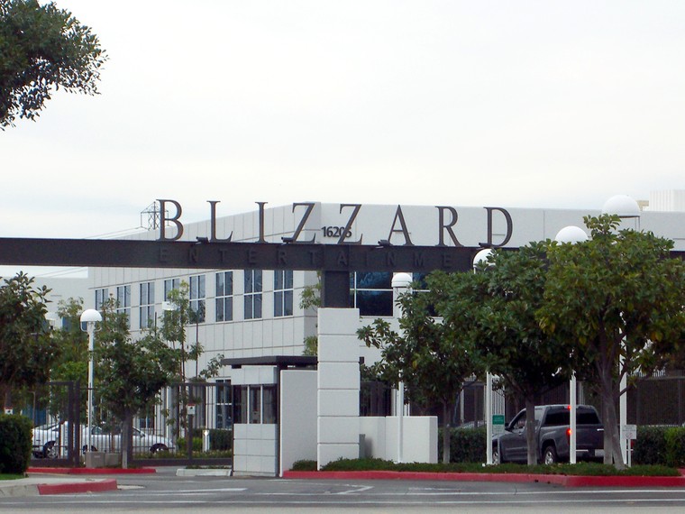 A Blizzard Entertainment kaliforniai kampuszának bejárata a bronz ork szoborral