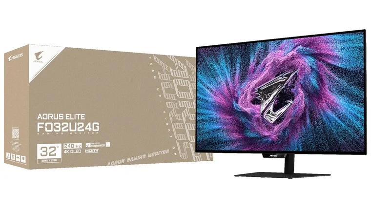 A Gigabyte AORUS Elite FO32U24G monitor a hivatalos kiskereskedelmi doboza mellett