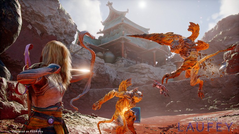 Faye a kígyóformájú Serpent Bow íjjal tüzel lángoló szörnyekre egy templom előtt a God of War Laufey-ben
