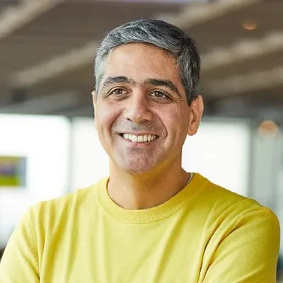 Koray Kavukcuoglu, a Google DeepMind vezetője és vezető AI-architektusa sárga pulóverben