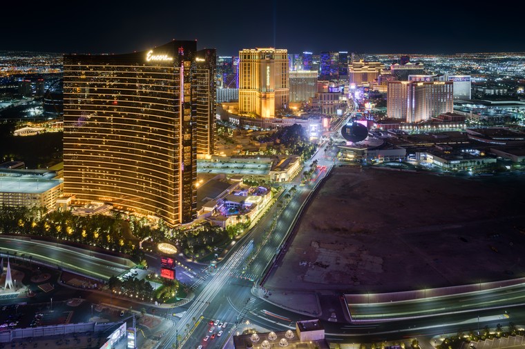 A Las Vegas Strip sugárútja és kaszinókomplexumai éjszakai kivilágításban