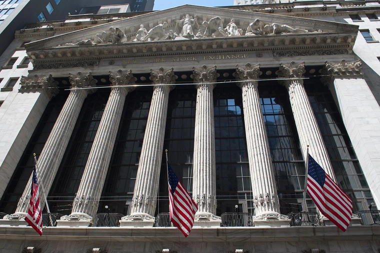 A New York-i Értéktőzsde klasszikus homlokzata a Wall Streeten