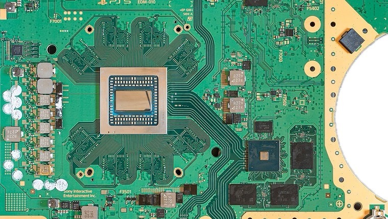 A PlayStation 5 EDM-010 alaplapjának részlete az AMD Oberon APU-val