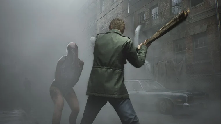 James Sunderland szembeszáll egy lénnyel a ködös sikátorban Silent Hillben