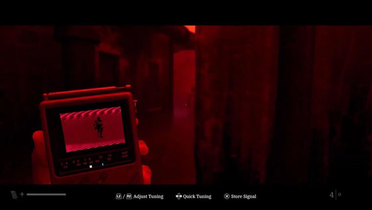 Simon Ordell a hordozható CRTV képernyőt tartja a ködben a Silent Hill Townfall játékban