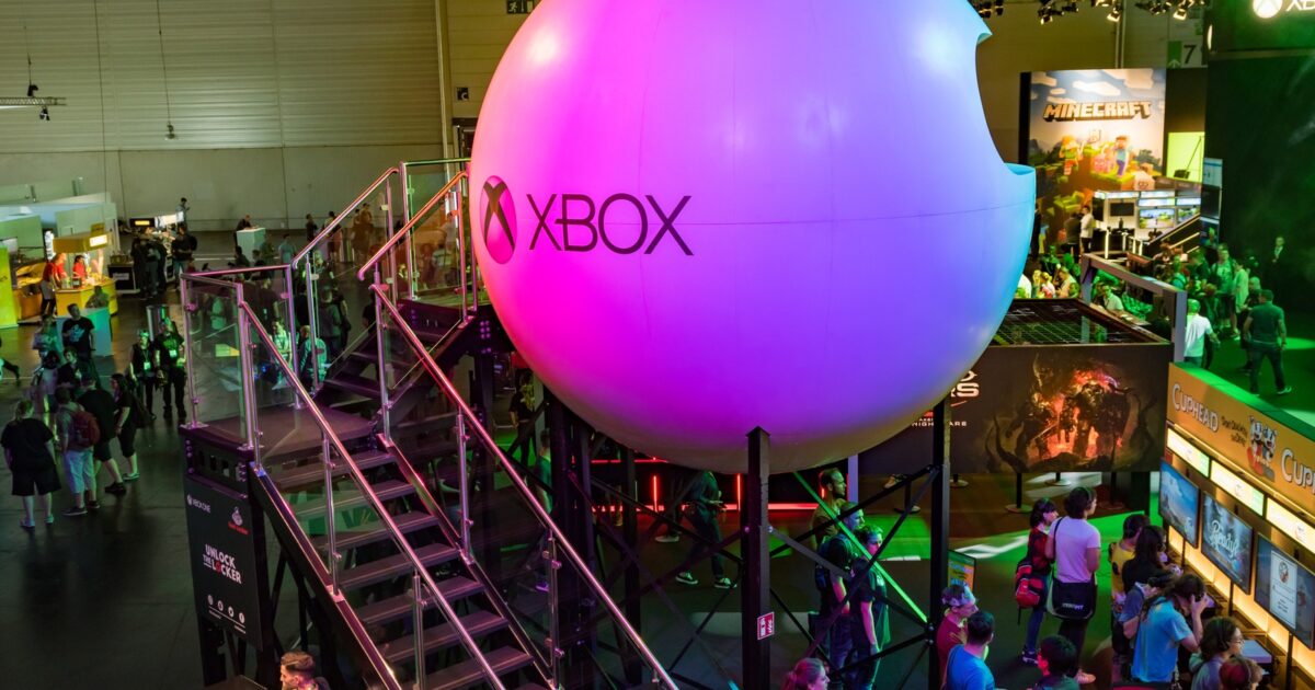A Microsoft Xbox zöld világítású standja és logója a rendezvénycsarnokban