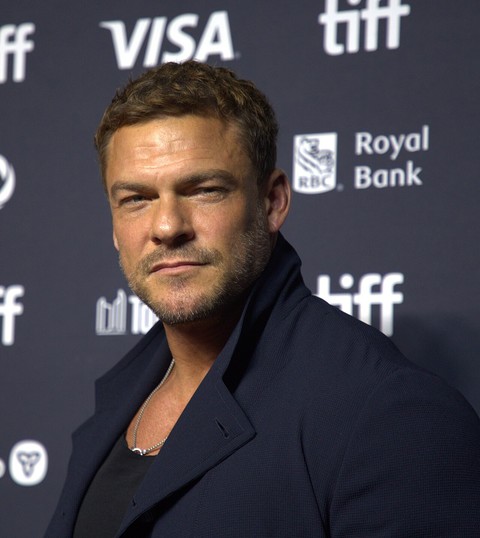 Alan Ritchson amerikai színész sötétkék kabátban a vörös szőnyegen