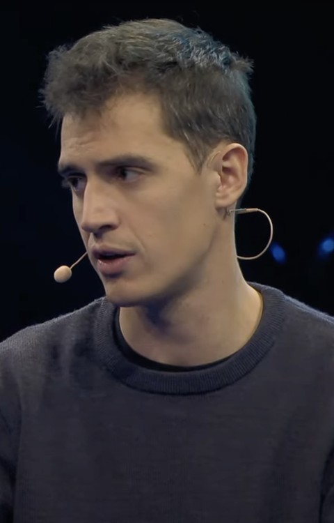 Arthur Mensch, a párizsi Mistral AI mesterséges intelligencia kutatólaboratórium vezetője mikrofonnal