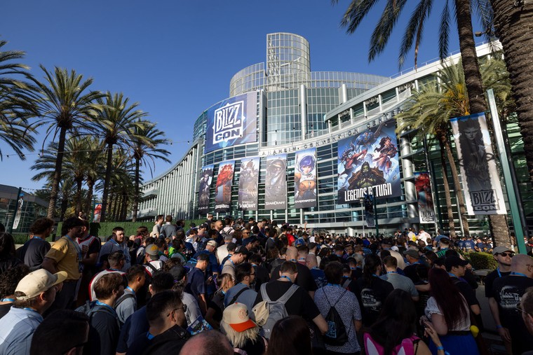 Játékosok tömege az anaheimi konferenciaközpont előtt a BlizzCon 2026 óriásplakátjai alatt