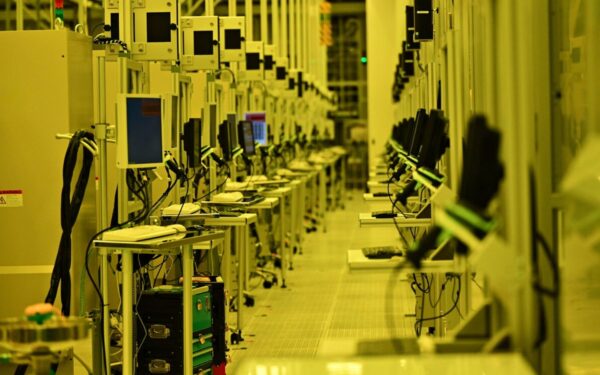 Közel 30 százalékot zuhant az Intel részvénye, a PC-piacot a drága memória fogja vissza