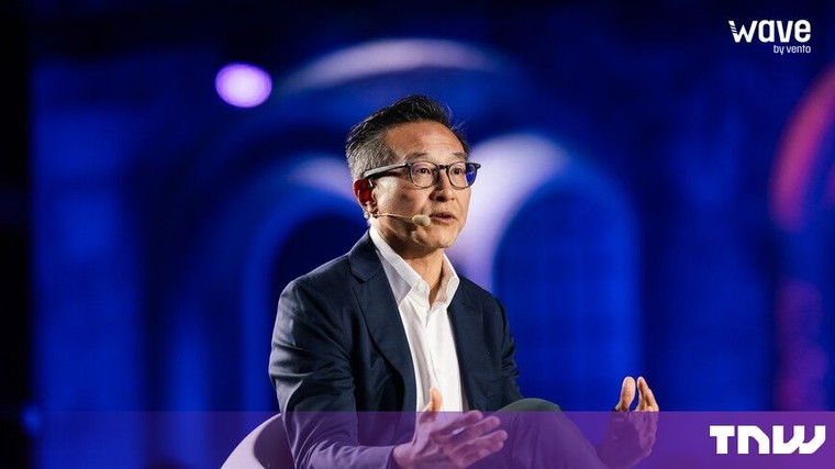 Joe Tsai, az Alibaba elnöke gesztikulálva beszél a torinói Wave by Vento konferencia színpadán