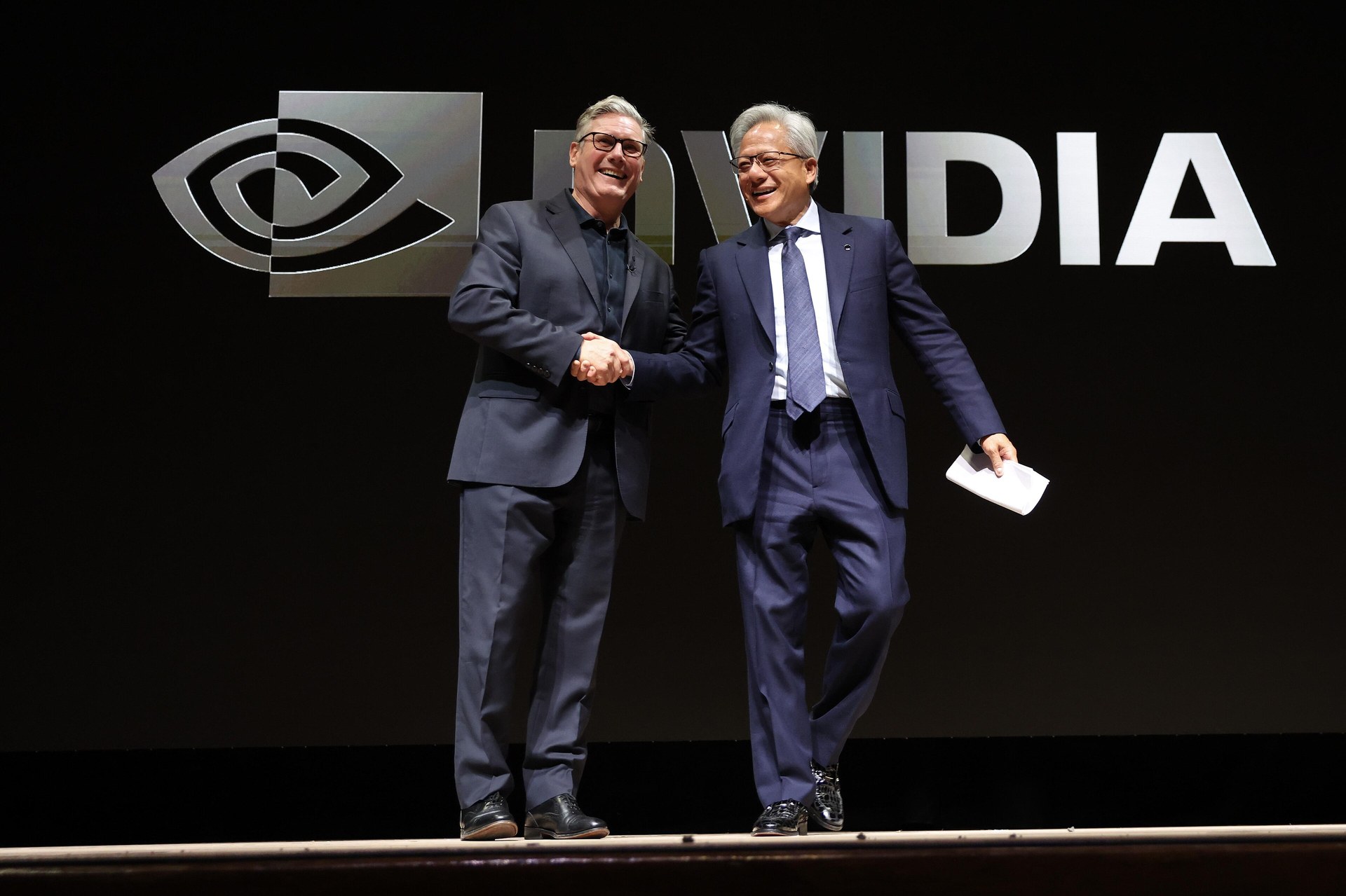 Keir Starmer brit miniszterelnök és Jensen Huang egy Nvidia-rendezvény színpadán