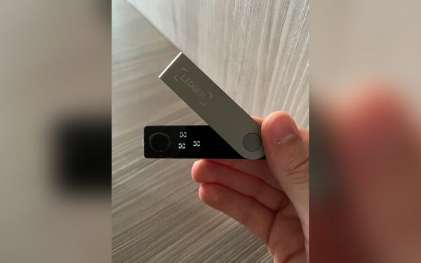 Kémchipet rejtettek viszonteladótól vett Ledger kriptotárcákba