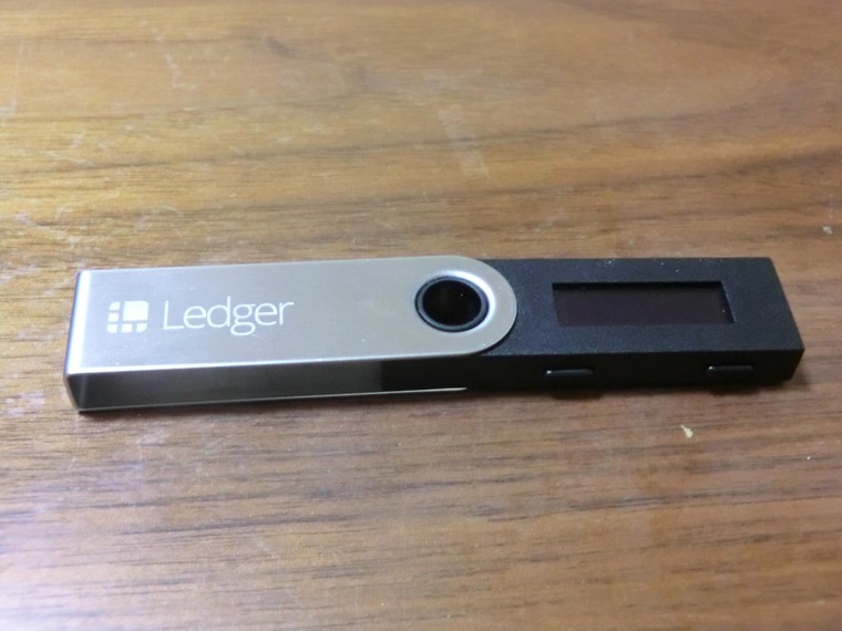 Fémházas Ledger Nano S hardveres kriptovaluta-tárca fa asztallapon