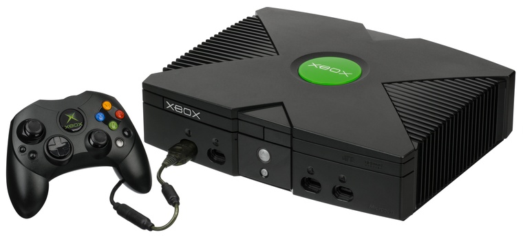 Eredeti 2001-es fekete Microsoft Xbox játékkonzol és Controller S kontroller fehér háttér előtt