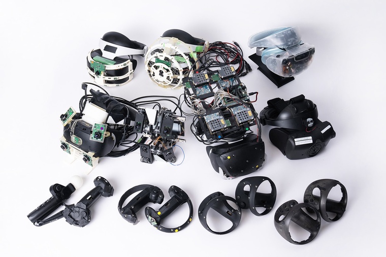 PlayStation VR2 hardveres prototípusok és optikai mérőkeretek a mérnöki laboratóriumból